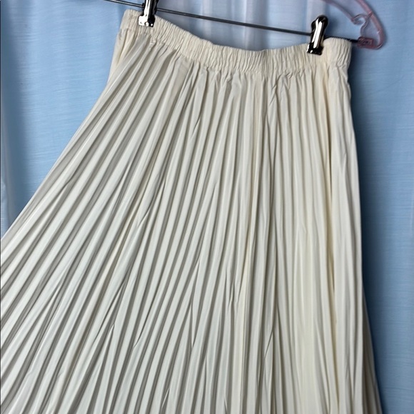 Chic Cream Maxi Skirt - Picture 5 of 7